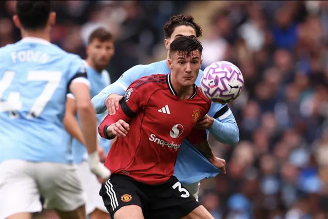 Benjamin Sesko đơn độc trên hàng công của Man United trong trận đấu City Benjamin Sesko don doc tren hang cong cua Man United trong tran dau City